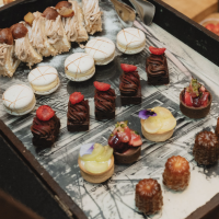 試食会でいただいたマカロンもカヌレも絶品です！