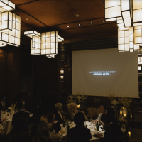 暗転した時に、オリエンタルな照明も目立ち素敵でした。