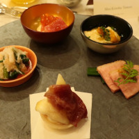 前菜の盛り合わせ。素材の良さを活かしつつメリハリもあるお味。