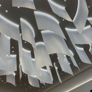 長良川をイメージしたモニュメント