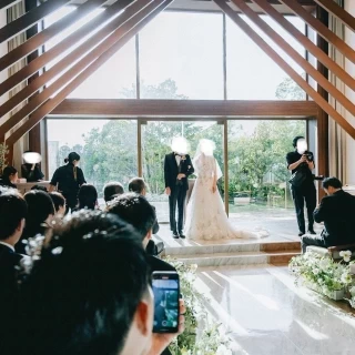 カーテンが開くと見えるガーデンは年中グリーンが望める