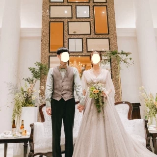 シンプルでナチュラルな雰囲気で装花が引き立つ披露宴会場