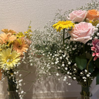 左がブーケで、右は披露宴会場でサプライズでもらった花束です。