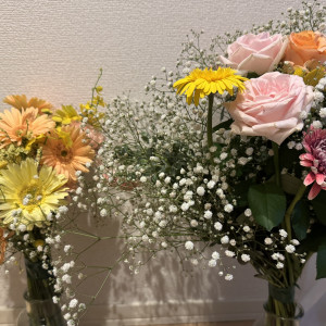 左がブーケで、右は披露宴会場でサプライズでもらった花束です。|771058さんの南青山サンタキアラ教会の写真(2537663)