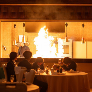 挙式が終わったあとに披露宴会場に入場する際に新郎よりフランメ|771069さんのバリテラスCoCo金沢の写真(2537715)