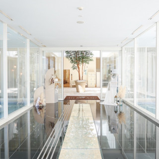 床には透明なガラスのようなもので綺麗な床になっています。