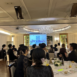 ゲスト側から見た披露宴会場とスクリーン|771096さんのロザンジュイア広尾迎賓館（LOSANGEIA）の写真(2537870)