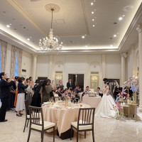披露宴会場、全体です。ケーキ入刀時の写真です。