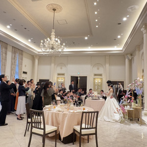 披露宴会場、全体です。ケーキ入刀時の写真です。|771107さんのヒルサイドクラブ迎賓館（八王子）/テイクアンドギヴ・ニーズウェディングの写真(2541297)