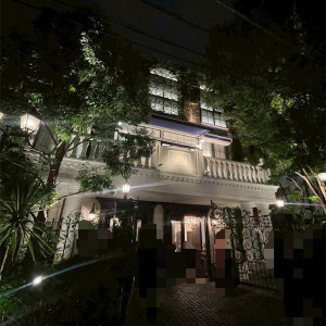 外観(ゲストお見送り時、夜景)|771142さんのヴィクトリアガーデン恵比寿迎賓館/テイクアンドギヴ・ニーズウェディングの写真(2538459)