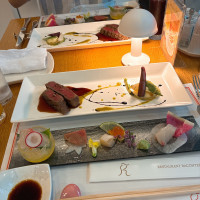 試食用の2プレート。お肉が柔らかすぎ新鮮で美味しかった。
