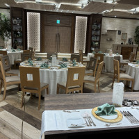 木目調を基調とした披露宴会場。