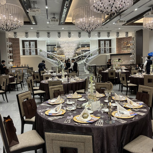 ダブル階段が印象的な披露宴会場。|771144さんのウェディングスホテル・ベルクラシック東京の写真(2538399)