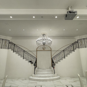 この階段にマッピングが流れます|771147さんのセント・ラファエロチャペル御堂筋の写真(2538413)