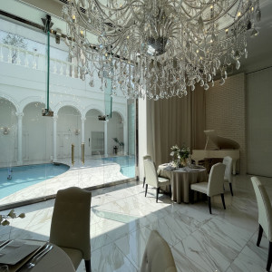 大きな窓の自然光とプールが最高です|771147さんのセント・ラファエロチャペル御堂筋の写真(2538417)