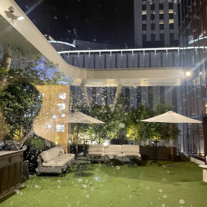 小さなガーデンはあり、ここでフラワーシャワーなどもできます|771162さんのBLANC RIRE大阪(ブランリールオオサカ)●BRASSグループの写真(2538481)