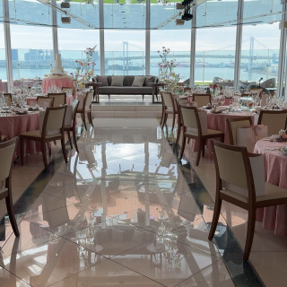 海が見える披露宴会場の雰囲気です。