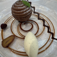 試食でいただきました。ダークチョコレートのタルトとモンブラン