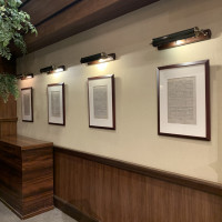 壁に楽譜が飾ってあります。