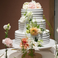 ケーキです。花はオプションです。