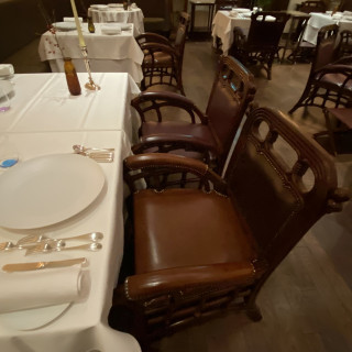 披露宴会場の椅子もレトロな感じでお洒落だと思います。