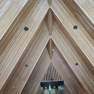 チャペルの内壁もナチュラルでお洒落でした。