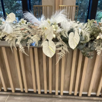 メインテーブルの装花がとても綺麗だと思います。