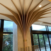 披露宴会場の柱がとてもお洒落でした。
