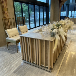 メインテーブルの色使いもナチュラルでいいと思いました。|771274さんのザ・フォレストテラス熊本の写真(2538796)