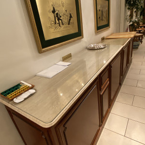 ロビーの通路もたくさんレトロな絵などがあり良かったです。|771274さんのレストランひらまつ博多の写真(2553872)