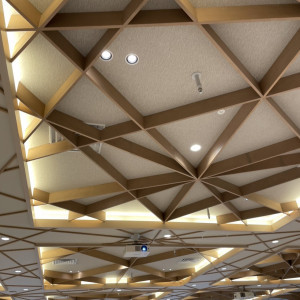 披露宴会場の天井の格子状の模様がとてもお洒落でした。|771274さんのザ・フォレストテラス熊本の写真(2538791)