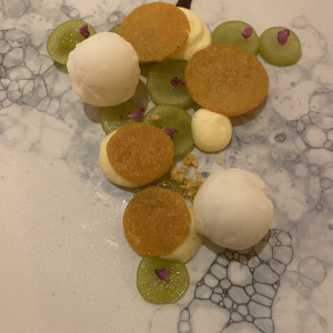 シャインマスカットのデザートがとても美味しいかったです。|771274さんのレストランひらまつ博多の写真(2553842)