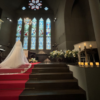 式場の最奥左右にパイプオルガンとピアノがあります