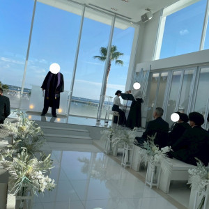 チャペルは白基調で窓からは海が見えて絶景です！|771350さんのアルモニーヴィラ オージャルダン/テイクアンドギヴ・ニーズウェディングの写真(2542877)