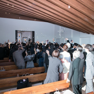 挙式後のフラワーシャワーの様子