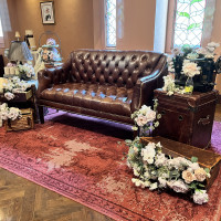 披露宴会場の新郎新婦が座るソファ席