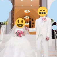 大階段でフラワーシャワーを受けているところ