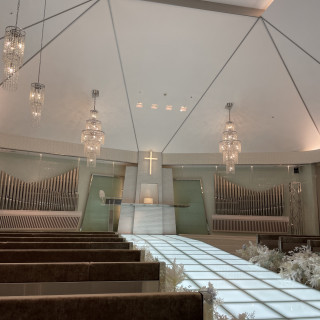 新婦が歩く時はバージンロードが光ります