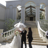 白さとスロープが美しい階段