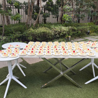 カットされたウェディングケーキ