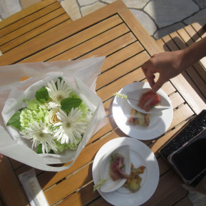 ガーデンでは軽食が振る舞われます|771413さんのアニヴェルセル 立川の写真(2543196)