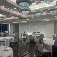 白を基調としたキラキラの披露宴会場