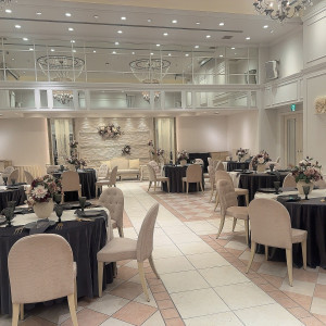 白を基調とした会場です、テーブルクロスやお花で印象が変化！|771417さんのアニヴェルセル ヒルズ横浜の写真(2543920)