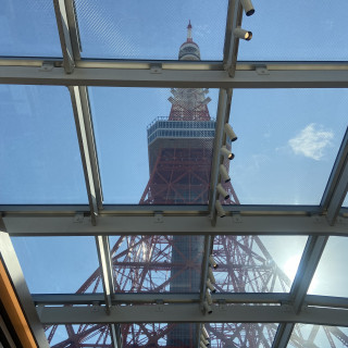 チャペルは見上げると東京タワーが見えて、日光も綺麗に入ります