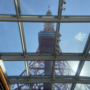 チャペルは見上げると東京タワーが見えて、日光も綺麗に入ります|771441さんのThe Place of Tokyo（ザ プレイス オブ トウキョウ）の写真(2539398)