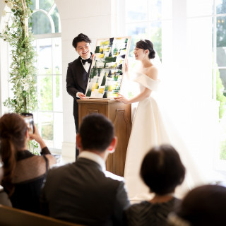 結婚証明上を披露してるところです