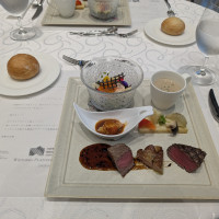 パンがとにかくとにかくおいしかったです。デザートは2種類。