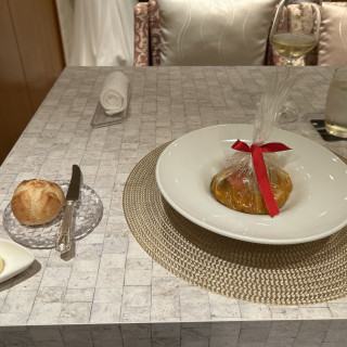 パンとバターが非常に美味しかったです。