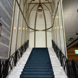 チャペルから披露宴会場に移動するときに通る階段|771486さんのインフィニート 名古屋<エルフラットグループ>の写真(2540361)