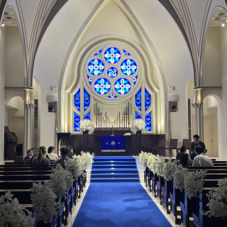 青のバージンロードがとても素敵です